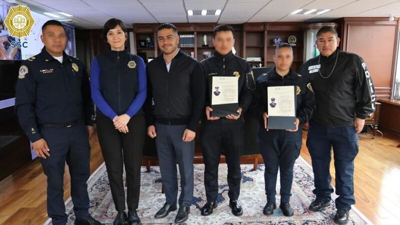 Entrega de reconocimientos a policías por su destacada labor