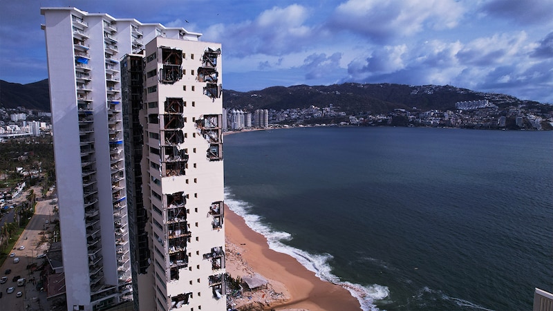 Edificio dañado por un huracán en Acapulco