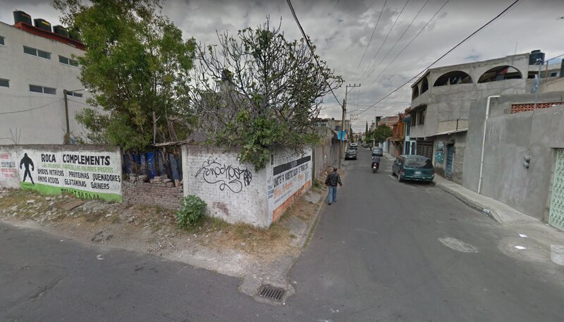 Calle en una ciudad con edificios y árboles