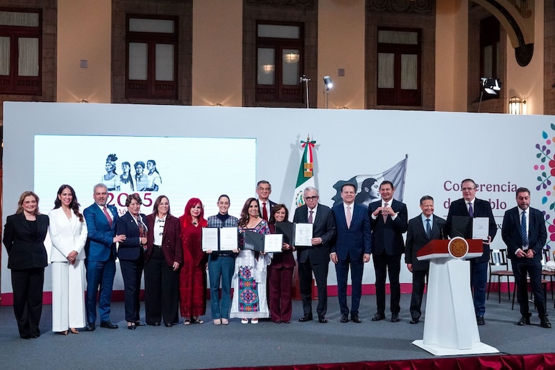 Claudia Sheinbaum Pardo, presidenta de México, encabezó la conferencia de prensa en que se firmo el acuerdo con 14 estados para el impulso a la iniciativa Polos del Desarrollo para el Bienestar.