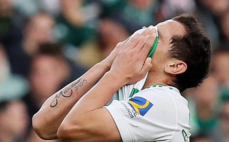 Jugador de fútbol americano llorando