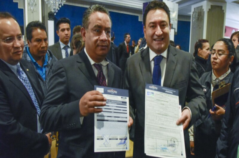 Firma de convenio entre el gobierno y la comunidad indígena