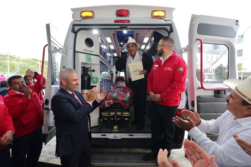Entrega de ambulancia para el municipio de Coatepec