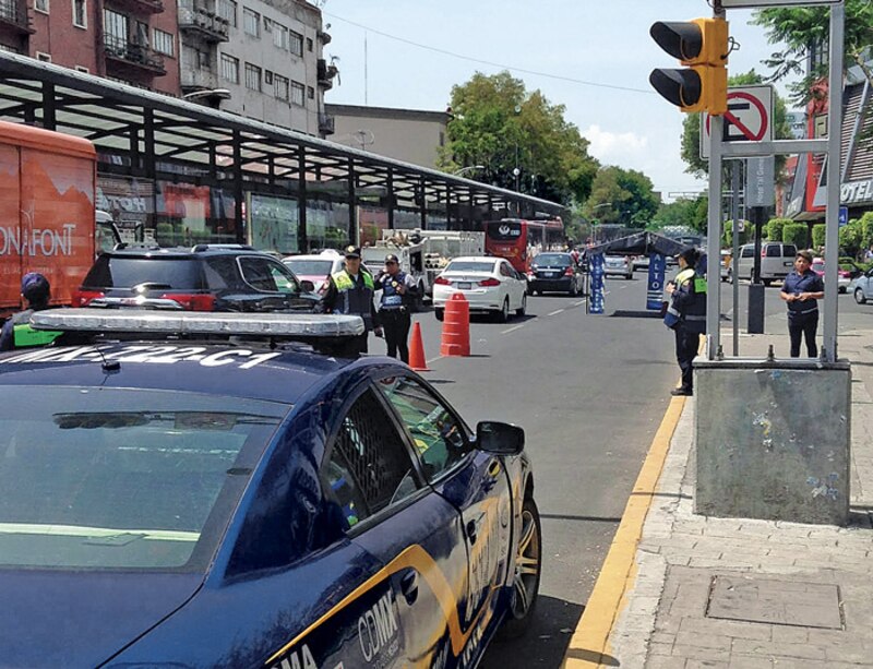 Policía detiene el tráfico en una calle de la ciudad.