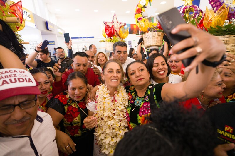 La candidata presidencial, rodeada de simpatizantes, se toma una selfie durante su campaña electoral.