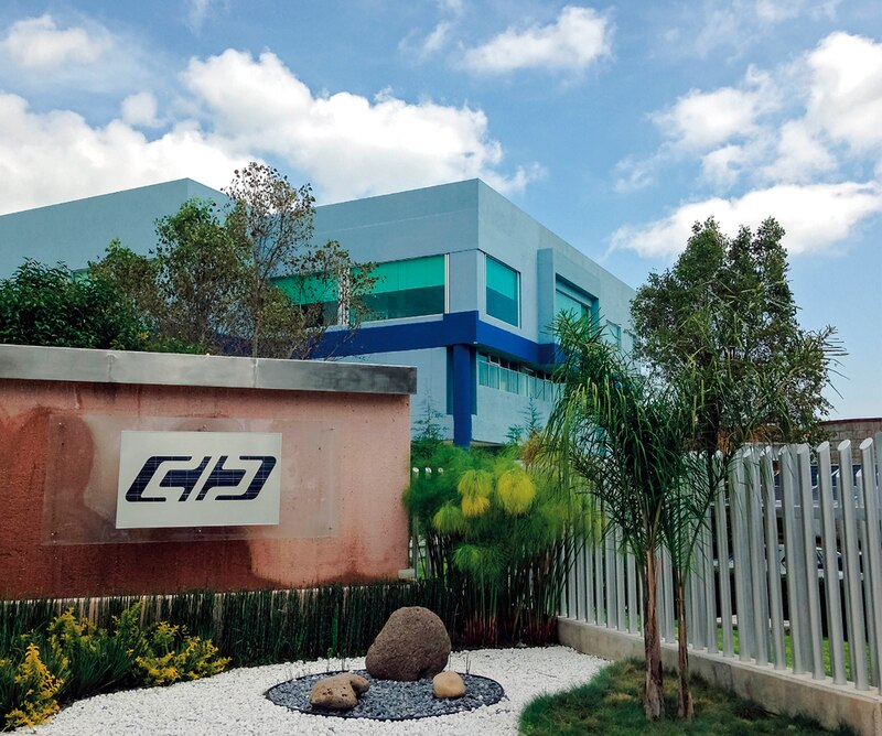 Edificio de oficinas moderno con jardín japonés