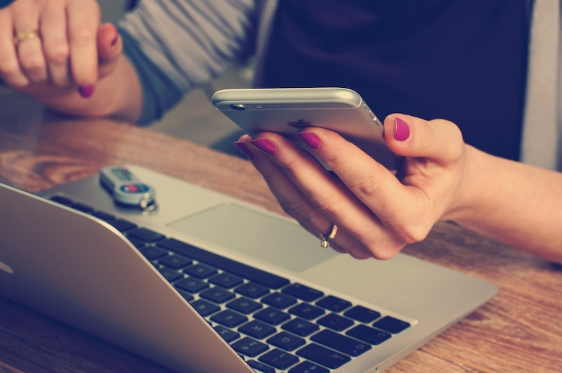 Mujer usando un teléfono inteligente