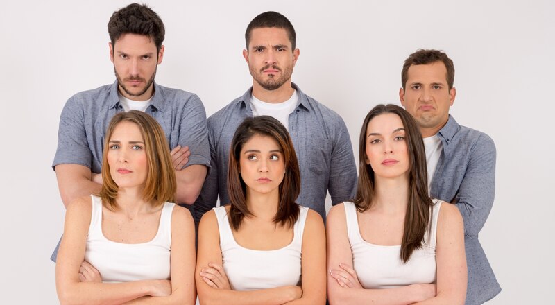 Grupo de personas con los brazos cruzados