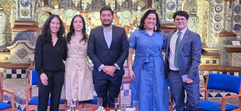 De izquierda a derecha son: María José Villanueva, Directora de Conservación de WWF México; Evelyn Torres, Líder de Sustentabilidad en AXA México; Eduardo Gómez, Líder de Inversiones en AXA México; Berenice Valencia, Subdirectora de Sustentabilidad en AXA México; y Eduardo Guisa, Líder de Sustentabilidad en AXA México.