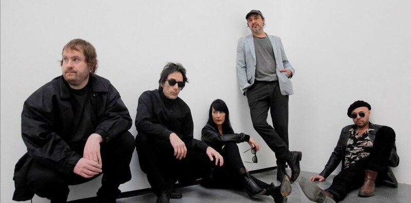 Los miembros de la banda de música Vetusta Morla posan para una foto.