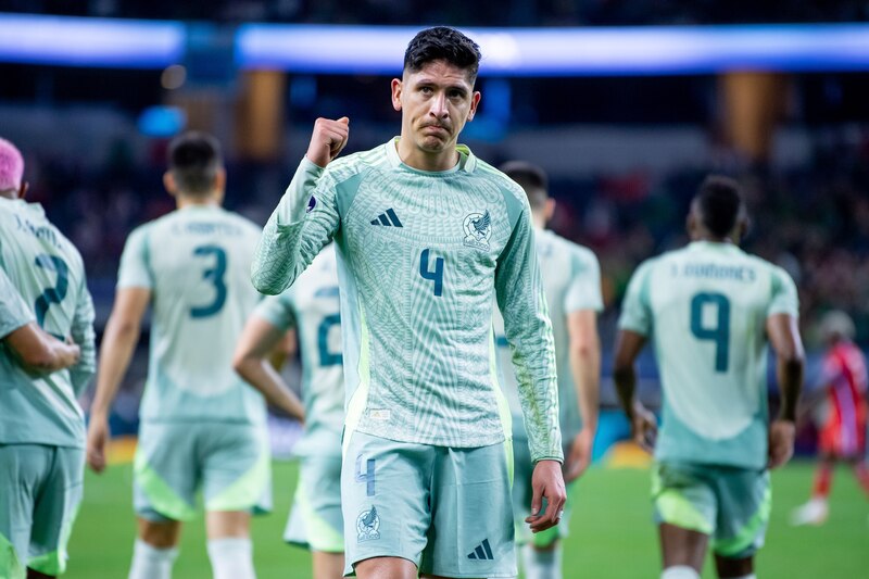 El jugador de fútbol australiano, Kye Rowles, celebra un gol.