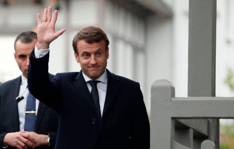 El presidente francés Emmanuel Macron saluda a la multitud.