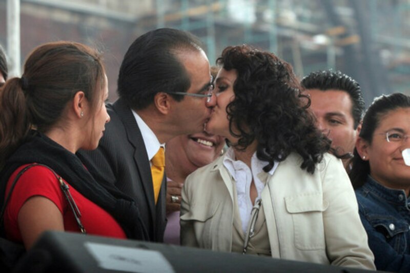 Un beso apasionado entre dos políticos mexicanos