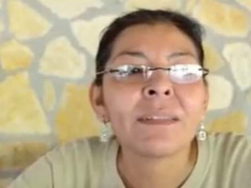 Mujer indígena hablando en una videoconferencia