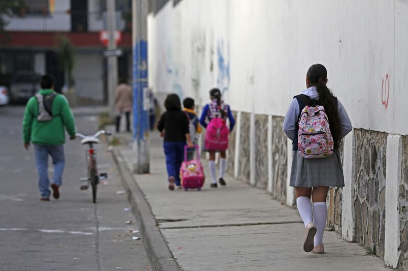 Estudiantes caminando a la escuela