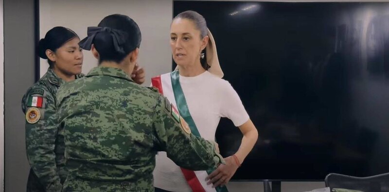 La Jefa de Gobierno, Claudia Sheinbaum, saluda a militares en un evento público.