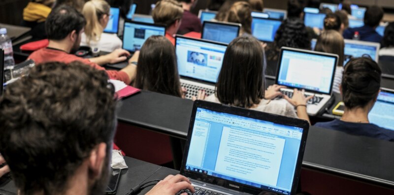 Estudiantes universitarios trabajando en sus ordenadores portátiles