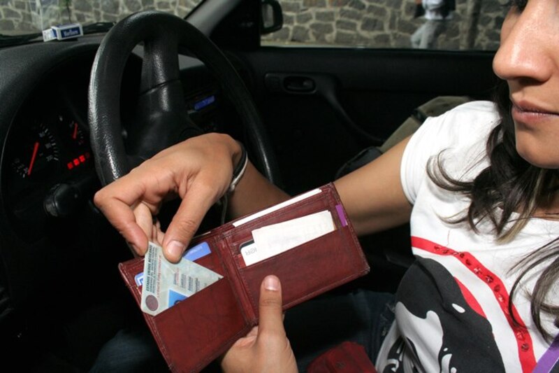 Mujer mostrando su licencia de conducir