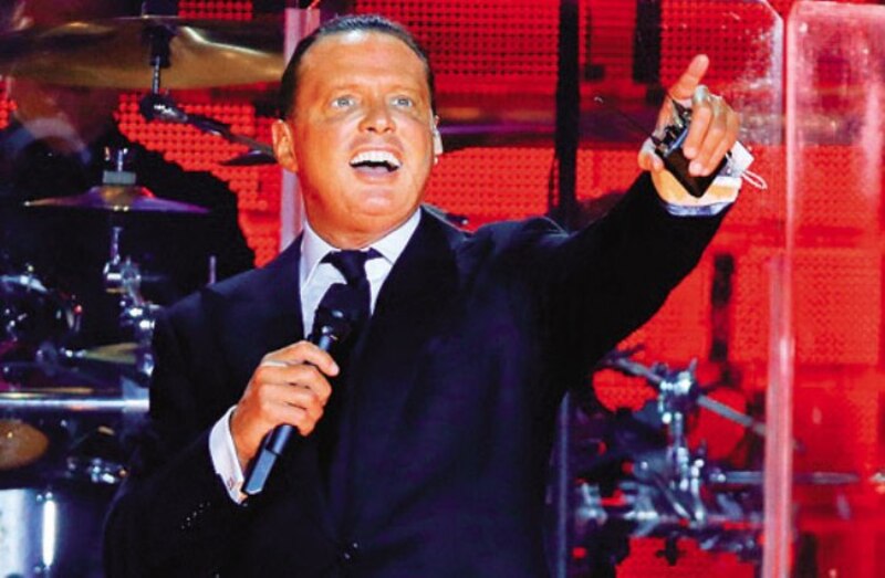 El cantante mexicano Luis Miguel se presenta en concierto.