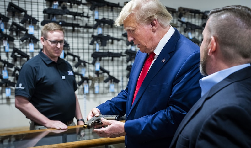 El presidente Trump visita una tienda de armas