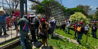Docentes de la CETEG irrumpen en Congreso de Guerrero, vandalizan la entrada y dañan autos