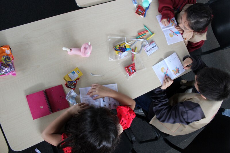 Niños dibujando en una mesa