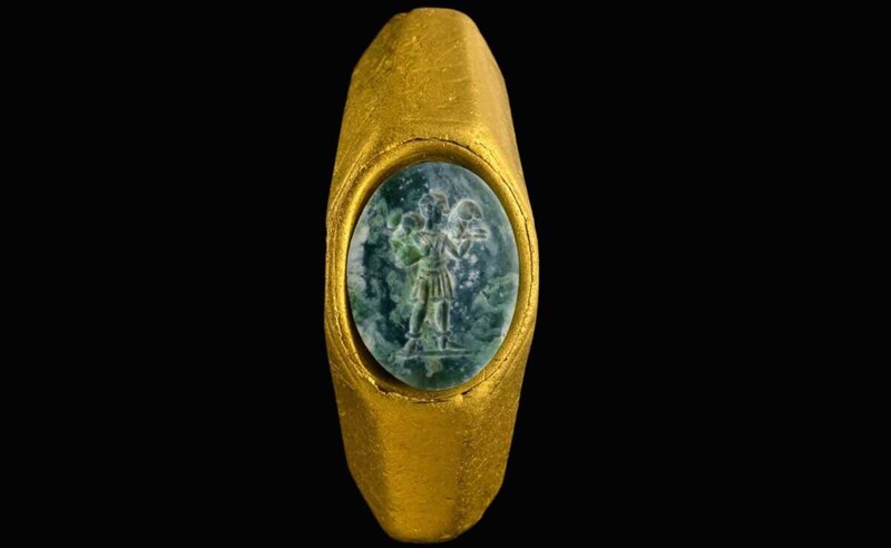 Anillo de oro con piedra grabada