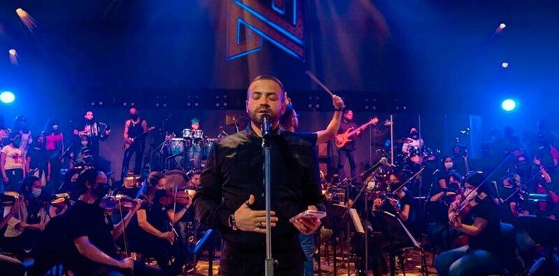 Camilo Echeverry cantando en concierto