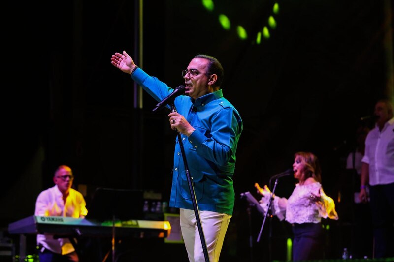 El cantante puertorriqueño Gilberto Santa Rosa se presenta en concierto.