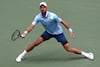 Novak Djokovic da otro paso en el US Open 2025, pero pierde un set