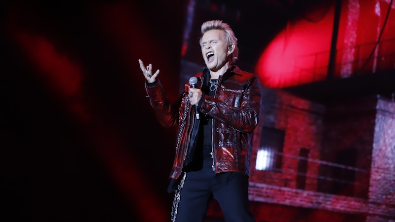 El cantante Billy Idol se presenta en concierto.