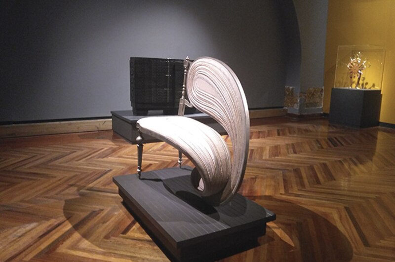 Silla escultórica de madera