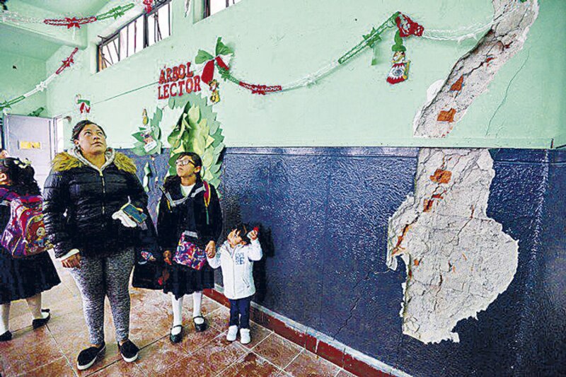 Niños observan un mural en una escuela