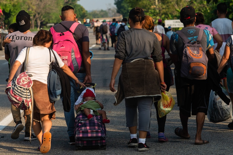 Migrantes caminan en caravana hacia la frontera de Estados Unidos
