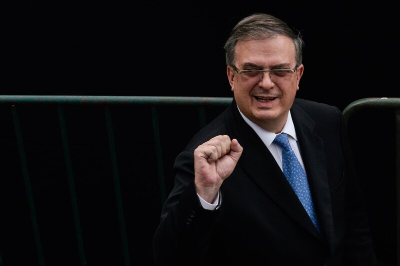 El presidente electo Alberto Fernández saluda a sus seguidores
