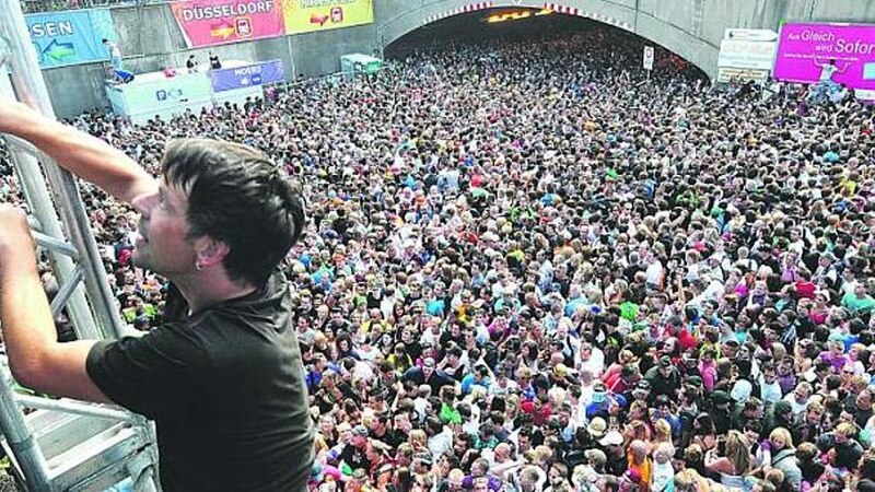 Multitud de personas en un festival de música