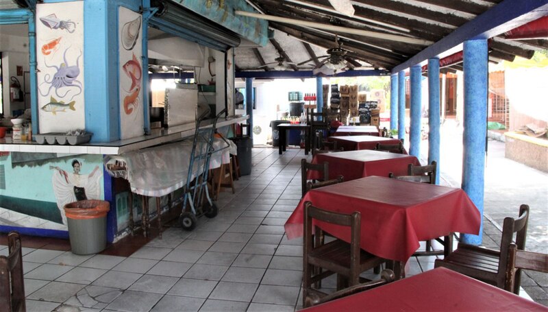 Restaurante mexicano con mesas y sillas en el interior