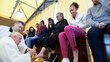 El papa Francisco en silla de ruedas lava los pies a doce reclusas por Jueves Santo