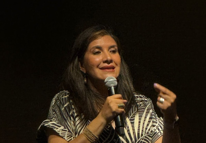 Fabiana Estrada Tena ofrece un discurso en foro universitario como aspirante a ministra de la Suprema Corte