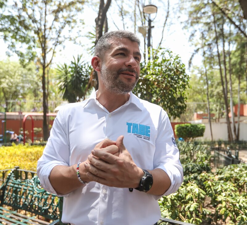 El candidato a la alcaldía de Miguel Hidalgo, Mauricio Tabe, durante una entrevista.