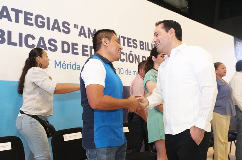 El gobernador Mauricio Vila saluda a un hombre durante un evento en Mérida.