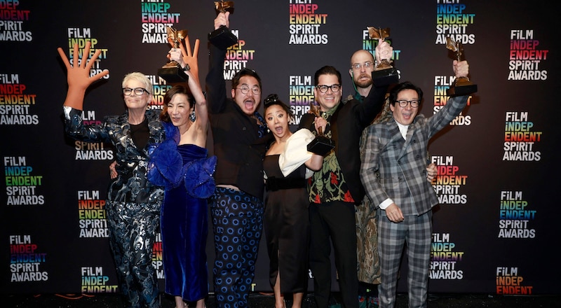 Los ganadores de los premios Independent Spirit 2023 posan en la alfombra roja