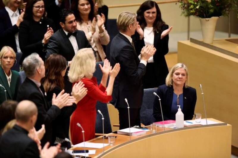 La primera ministra de Suecia, Magdalena Andersson, aplaude durante un discurso en el parlamento.
