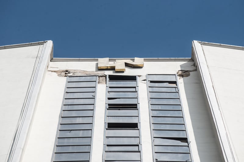 Edificio de la Lotería Nacional. El edificio de la Lotería Nacional ubicado en la colonia Tabacalera presentó fracturas y fisuras  visibles en su exterior luego del sismo de magnitud 7.7 del 2017.