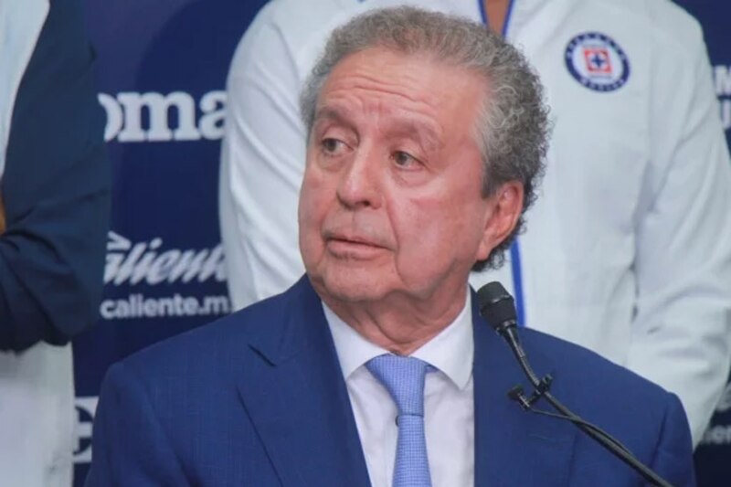 El presidente de la Federación Mexicana de Fútbol, Yon de Luisa, habla en conferencia de prensa.