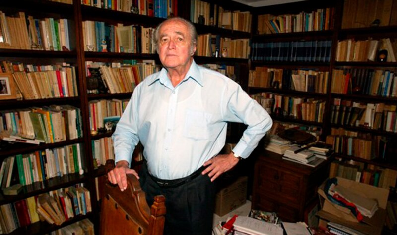 El escritor colombiano Gabriel García Márquez en su biblioteca personal