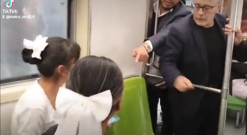 Un hombre acosando a dos mujeres en el metro
