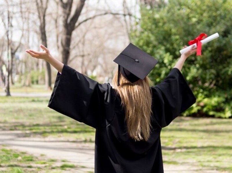 Graduada universitaria celebrando su logro