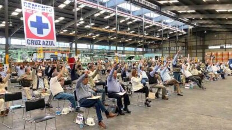 Trabajadores de la Cruz Azul protestan por mejores condiciones laborales
