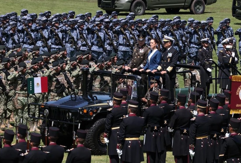 La presidenta López Obrador pasa revista a las fuerzas armadas en el Campo Militar Marte